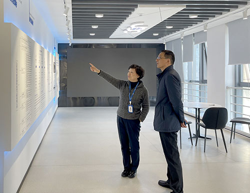 建邺區商務局陳玉局長一(yī / yì ／yí)行調研技術公司