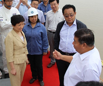 國(guó)家海事局、國(guó)家能源局領導專家考察海企港華水上(shàng)趸船式LNG加注站