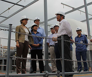 全國(guó)政協經濟委員會副主任張國(guó)寶莅臨海企港華水上(shàng)LNG加注站考察