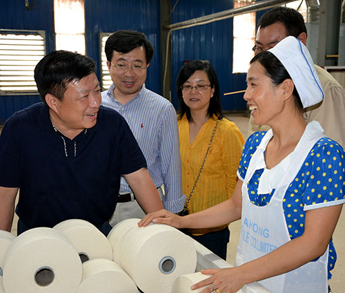 省政府副秘書長方偉一(yī / yì ／yí)行視察海企投資的(de)坦桑紡織項目